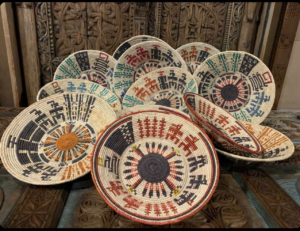 Tribal Art Körbe, Schalen und Teller